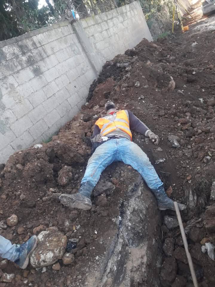 إصابة عامل أثناء عمله على طريق سوق 2