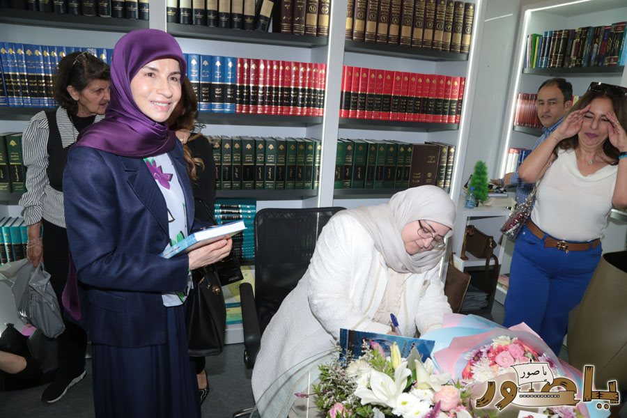 المحامية الدكتورة ندى يونس كتابها القانوني ( حقوق لبنان البحرية من منظور القانون الدولي) في بيروت