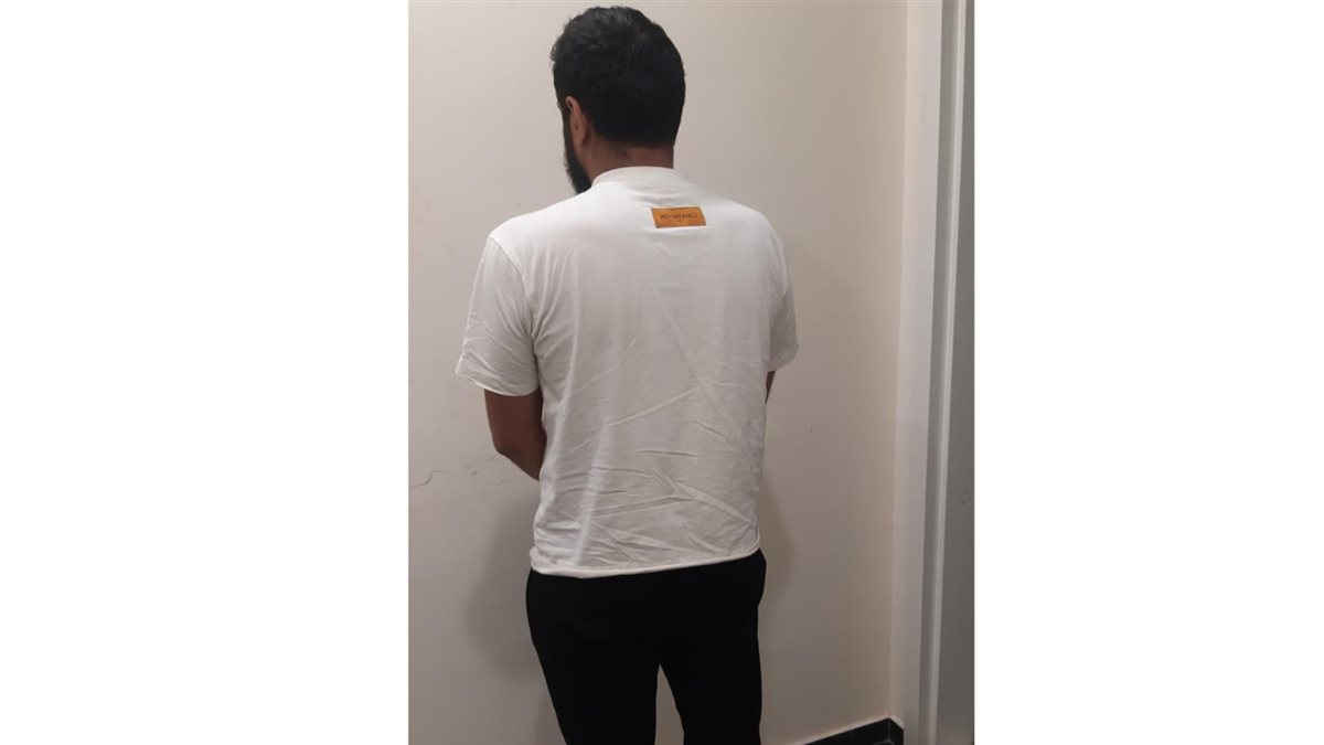بعد أن هدد آمر السجن بالقتل... شقيق سجين بقبضة الامن