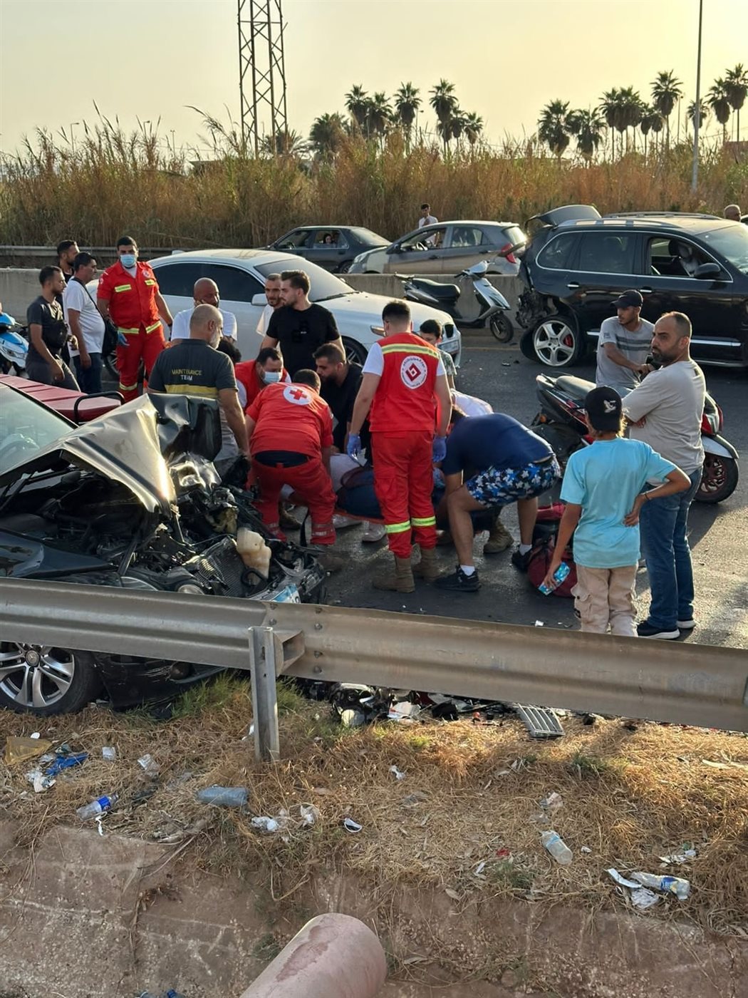 سقوط 8 جرحى جراء حادث سير قوي بين 3 آليات! (صور)