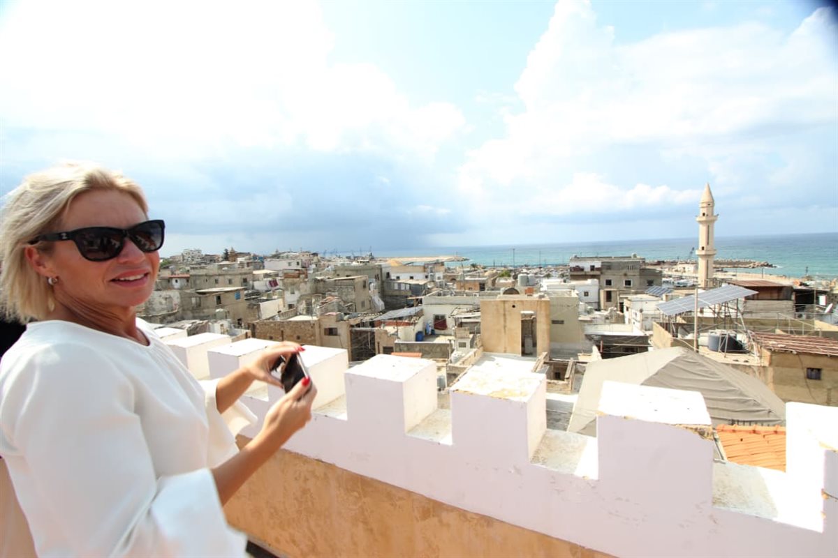 بهية الحريري تستقبل المنسقة الأممية بلاسخارت في صيدا وترافقها بجولة في المدينة القديمة