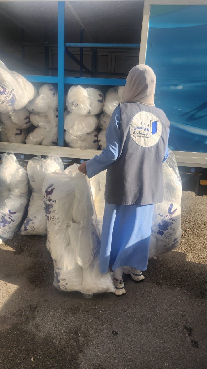 جمعية روح العمل وزعت حفاضات للمسنين في النبطية بالتعاون مع الـUNHCR