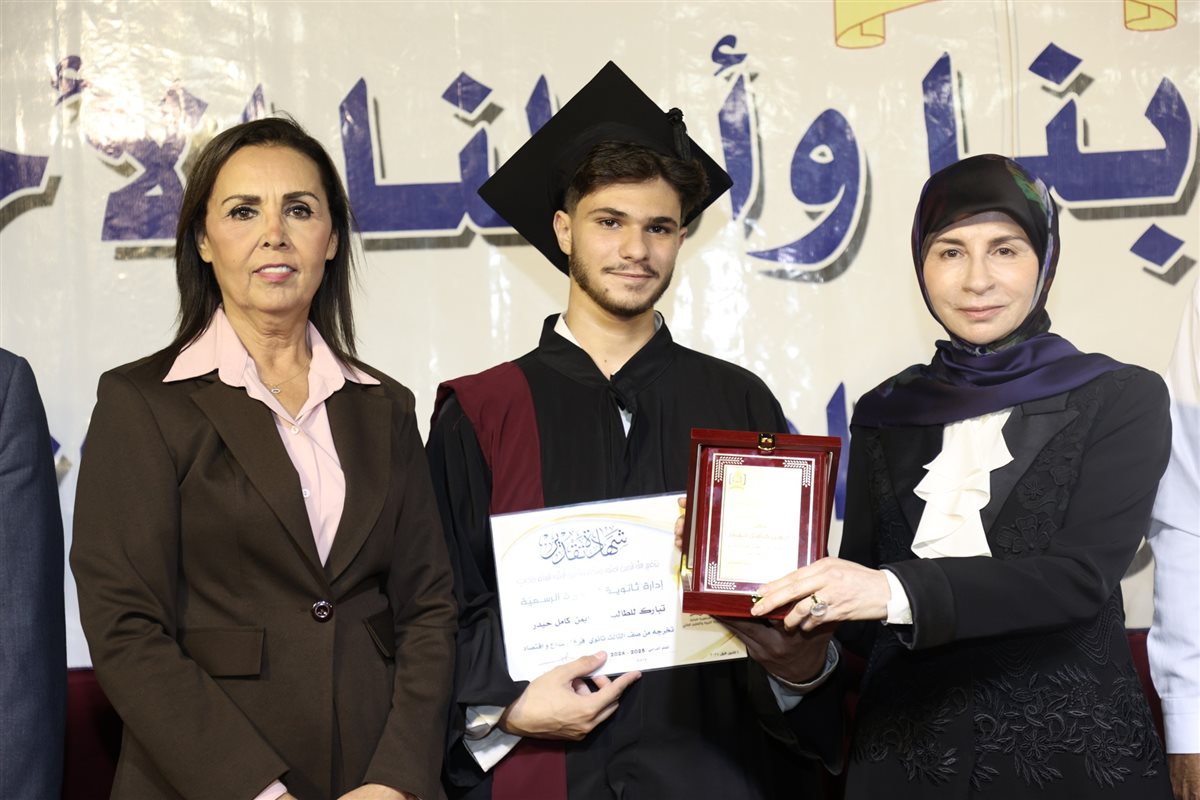 إحتفال حاشد في ثانوية البازورية الرسمية تكريميا لطلابها الناجحين والمتفوقين في الإمتحانات الرسمية