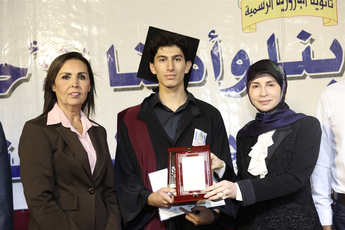 إحتفال حاشد في ثانوية البازورية الرسمية تكريميا لطلابها الناجحين والمتفوقين في الإمتحانات الرسمية