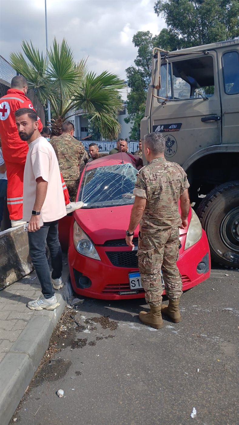 بالصور: حادث قوي بين شاحنة للجيش وسيارة... وسقوط جريح!