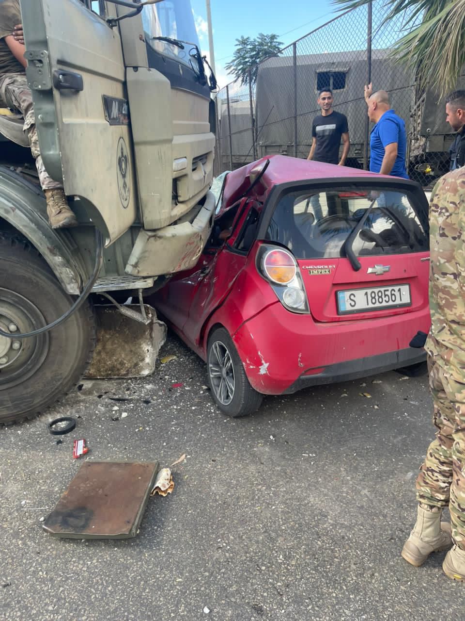 بالصور: حادث قوي بين شاحنة للجيش وسيارة... وسقوط جريح!