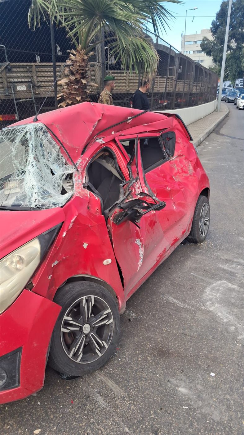 بالصور: حادث قوي بين شاحنة للجيش وسيارة... وسقوط جريح!