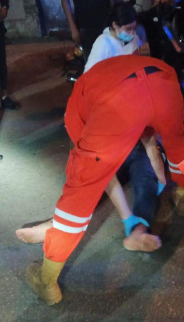 إصابة شخص بحادث صدم في الميناء وفرار السائق