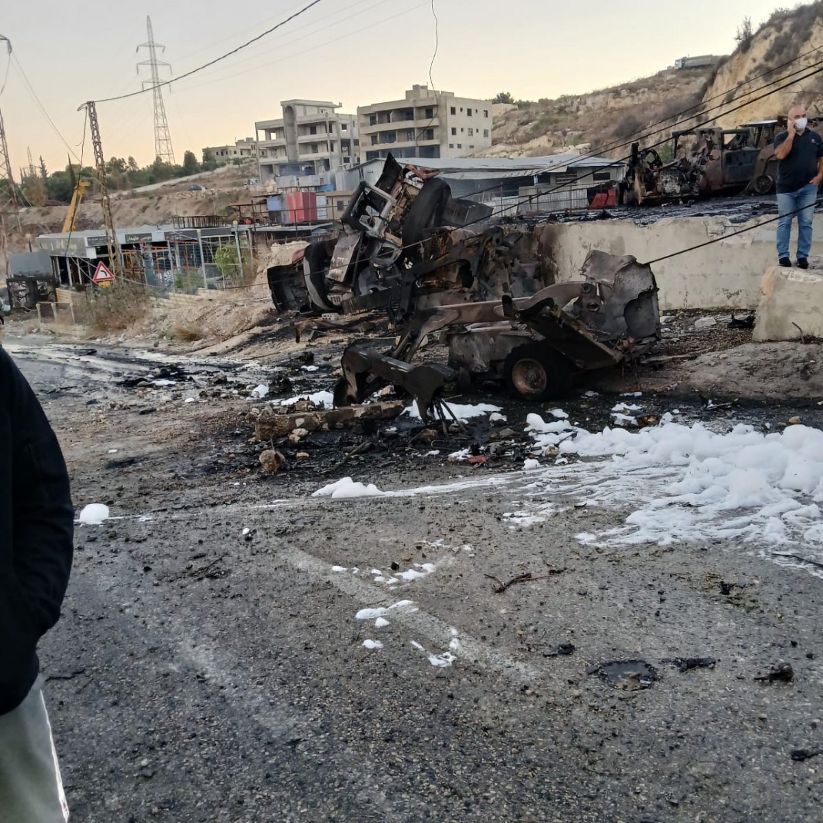 غارات عنيفة استهدفت معارض للجرافات والحفارات في المصيلح - الزهراني فجرا