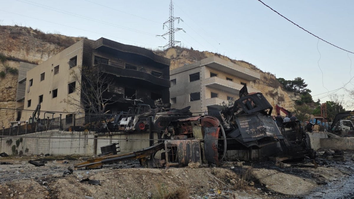 غارات عنيفة استهدفت معارض للجرافات والحفارات في المصيلح - الزهراني فجرا