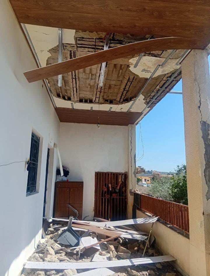 عائلة جنوبية تنجو بأعجوبة بعد سقوط سقف منزل