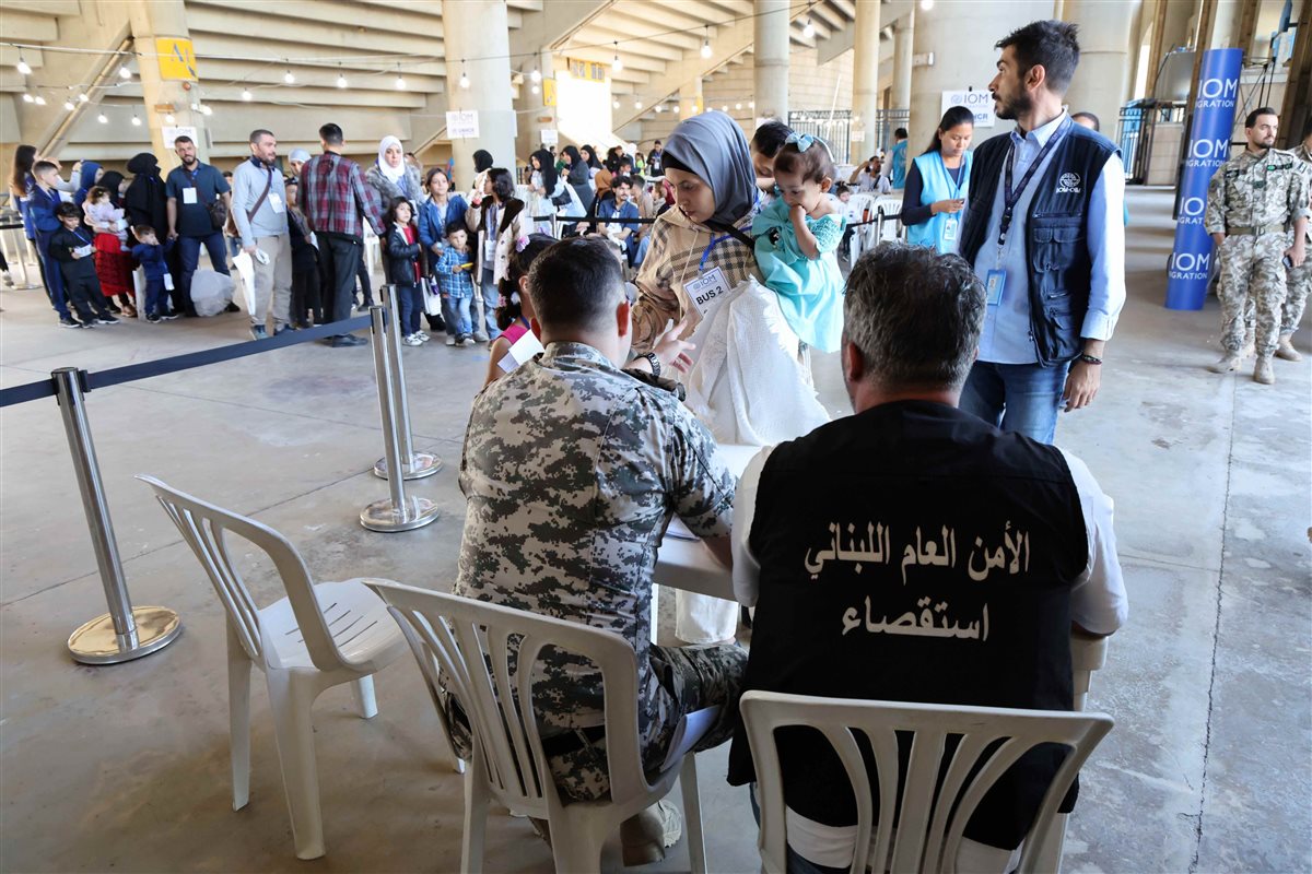 الدفعة الخامسة تتحرك.. الأمن العام يواكب عودة النازحين عبر معبر المصنع الدفعة الخامسة تتحرك.. الأمن العام يواكب عودة النازحين عبر معبر المصنع