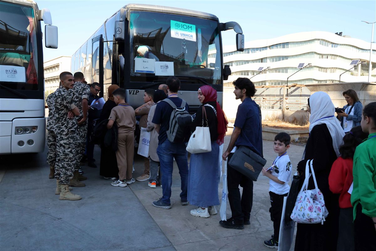 الدفعة الخامسة تتحرك.. الأمن العام يواكب عودة النازحين عبر معبر المصنع الدفعة الخامسة تتحرك.. الأمن العام يواكب عودة النازحين عبر معبر المصنع