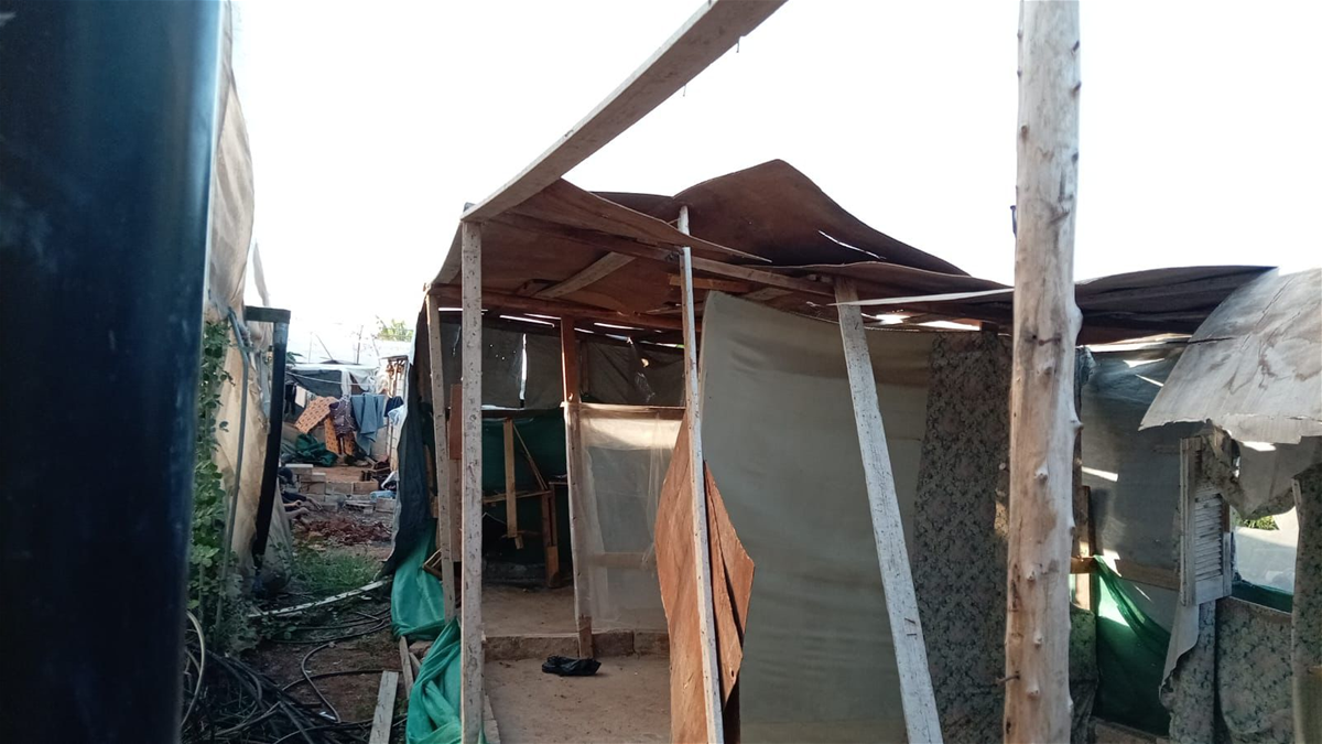 مصلحة الليطاني: تنفيذ أعمال إزالة تجمع من خيم النازحين السوريين