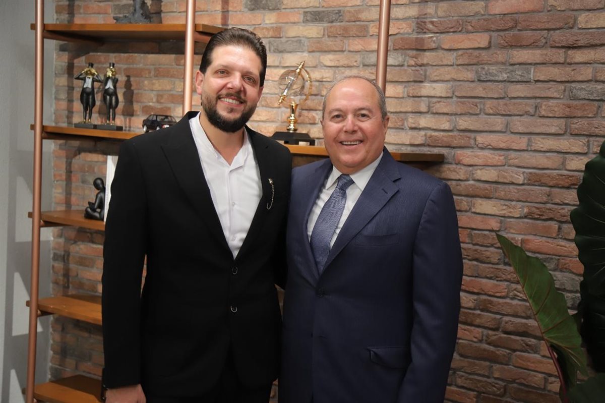 افتتاح حاشد لـ العندليب في صور: أكبر صالة عرض للأراغيل والسجائر في الجنوب