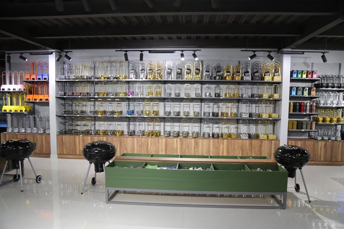 افتتاح حاشد لـ العندليب في صور: أكبر صالة عرض للأراغيل والسجائر في الجنوب