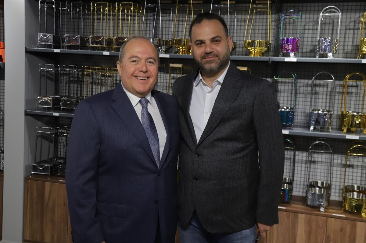 افتتاح حاشد لـ العندليب في صور: أكبر صالة عرض للأراغيل والسجائر في الجنوب