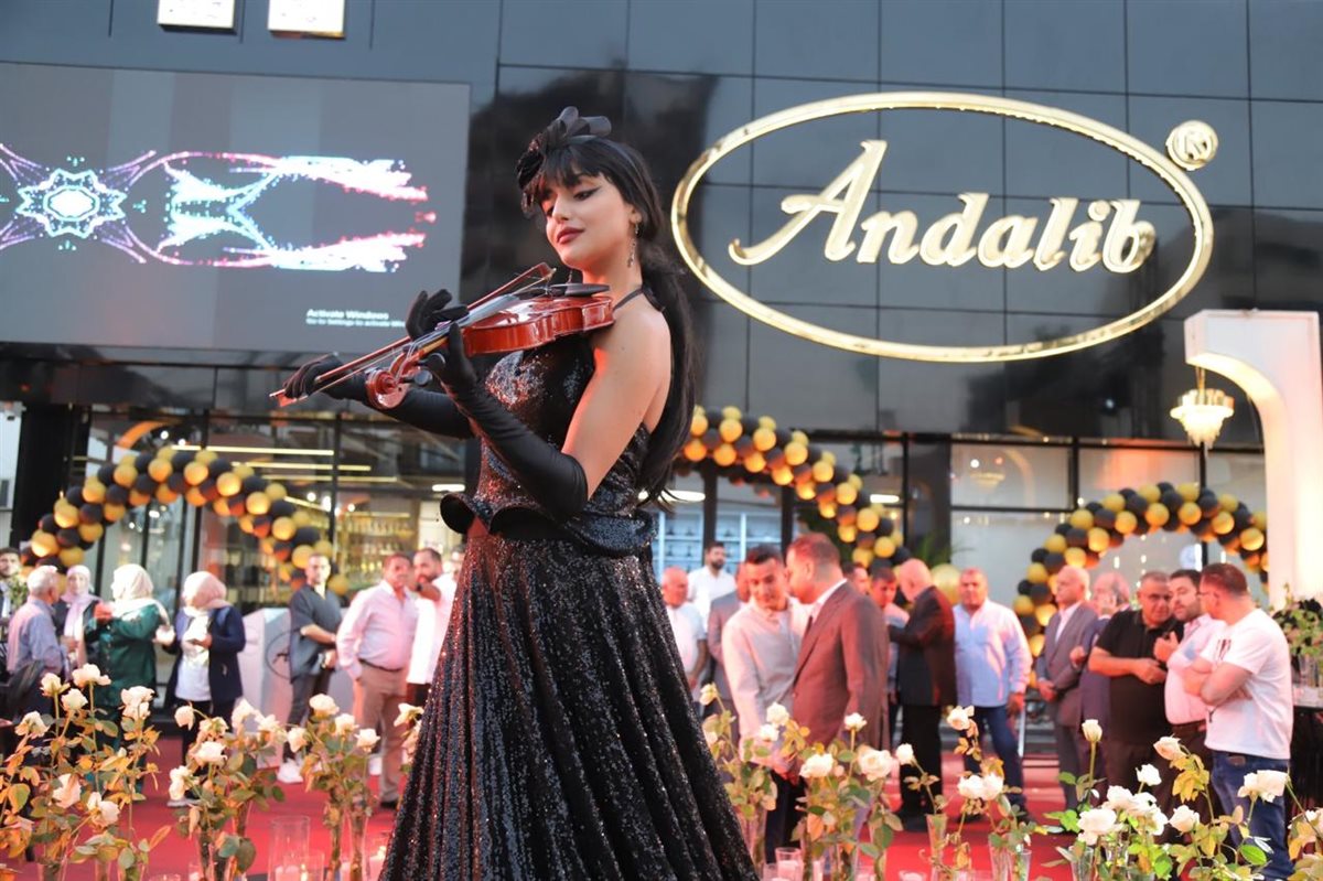 افتتاح حاشد لـ العندليب في صور: أكبر صالة عرض للأراغيل والسجائر في الجنوب