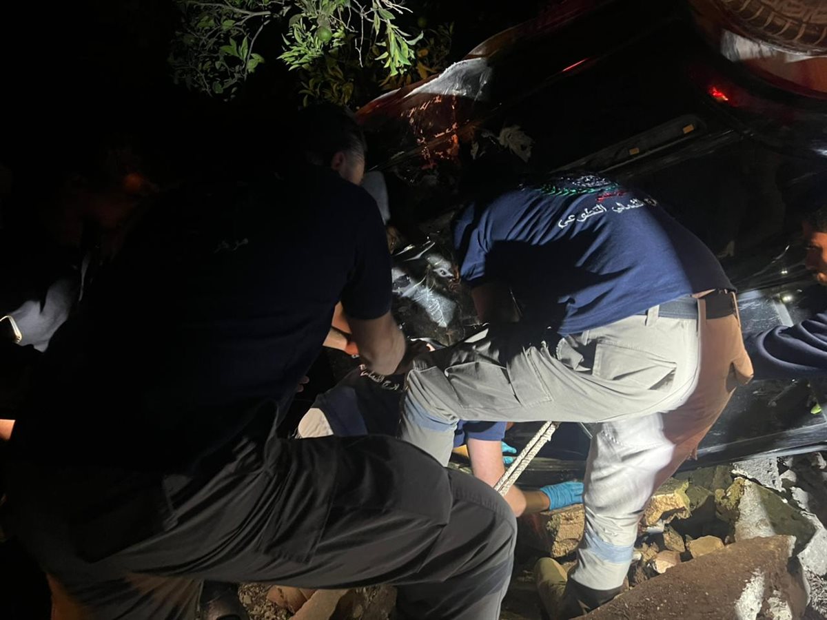 جنوبا: سقوط جريح إثر انقلاب سيارة! (صور) جنوبا: سقوط جريح إثر انقلاب سيارة! (صور)