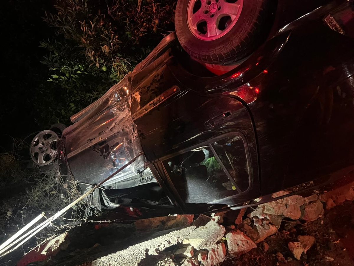 جنوبا: سقوط جريح إثر انقلاب سيارة! (صور) جنوبا: سقوط جريح إثر انقلاب سيارة! (صور)