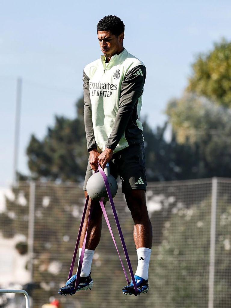 الرجل الطائر في مدريد.. صورة بيلينغهام تشعل إنستغرام