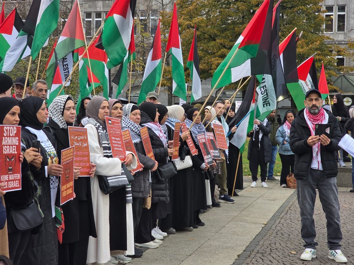 وقفة تضامنية حاشدة في برلين دعما لفلسطين ورفضا لتسليح إسرائيل وقفة تضامنية حاشدة في برلين دعما لفلسطين ورفضا لتسليح إسرائيل