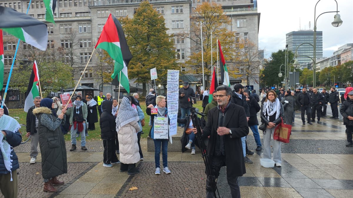 وقفة تضامنية حاشدة في برلين دعما لفلسطين ورفضا لتسليح إسرائيل وقفة تضامنية حاشدة في برلين دعما لفلسطين ورفضا لتسليح إسرائيل