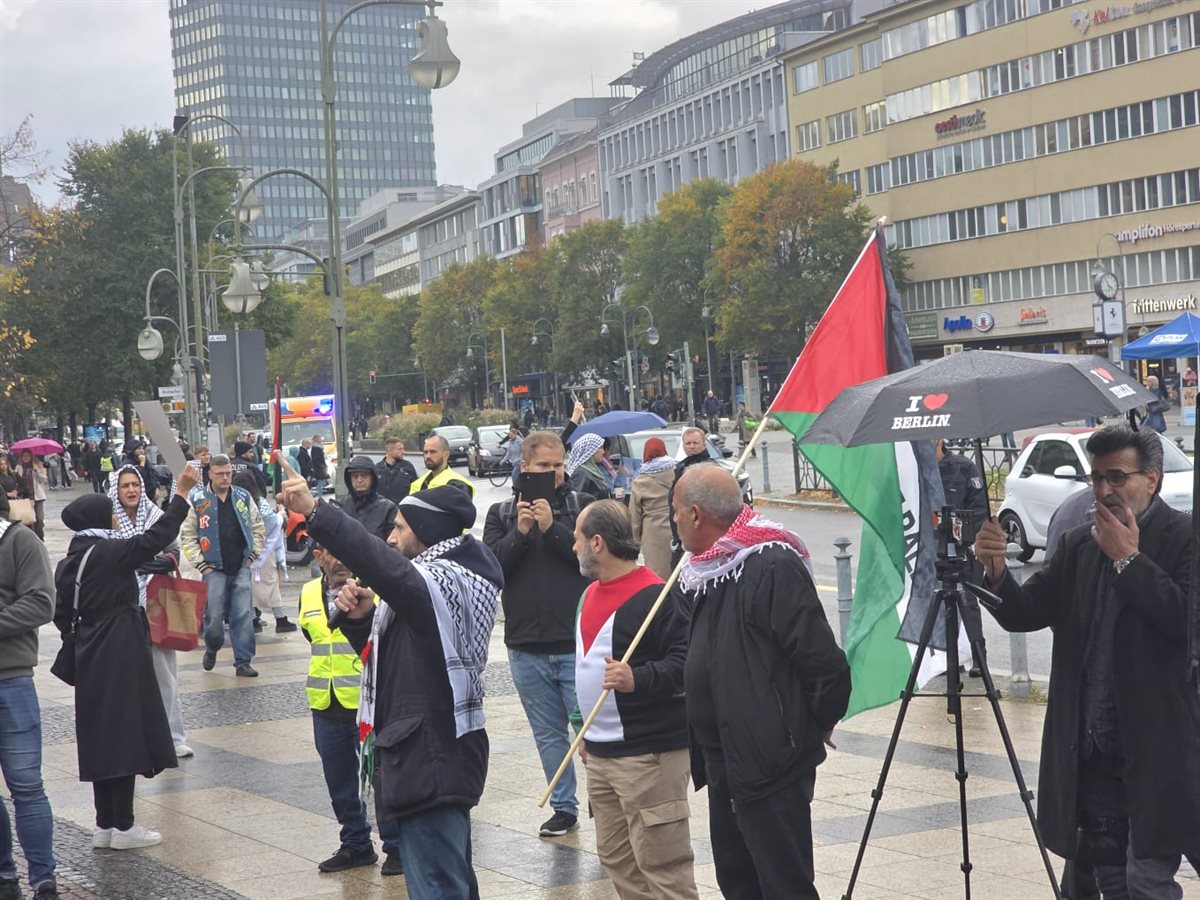وقفة تضامنية حاشدة في برلين دعما لفلسطين ورفضا لتسليح إسرائيل وقفة تضامنية حاشدة في برلين دعما لفلسطين ورفضا لتسليح إسرائيل