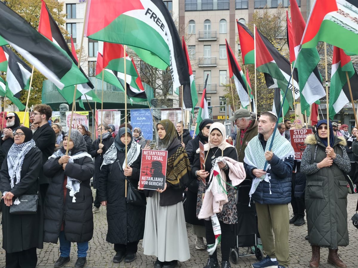 وقفة تضامنية حاشدة في برلين دعما لفلسطين ورفضا لتسليح إسرائيل وقفة تضامنية حاشدة في برلين دعما لفلسطين ورفضا لتسليح إسرائيل