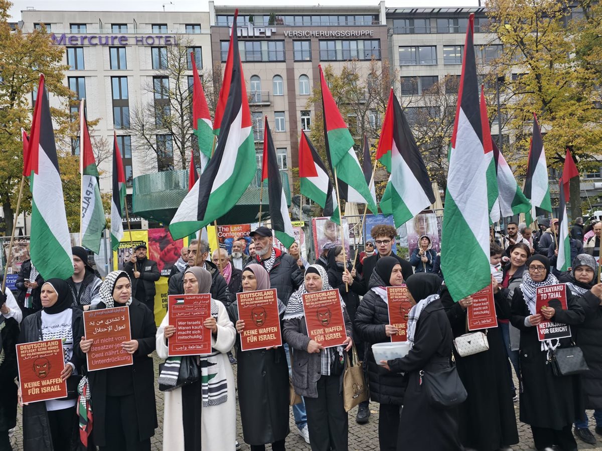 وقفة تضامنية حاشدة في برلين دعما لفلسطين ورفضا لتسليح إسرائيل وقفة تضامنية حاشدة في برلين دعما لفلسطين ورفضا لتسليح إسرائيل