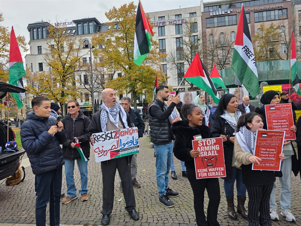 وقفة تضامنية حاشدة في برلين دعما لفلسطين ورفضا لتسليح إسرائيل وقفة تضامنية حاشدة في برلين دعما لفلسطين ورفضا لتسليح إسرائيل