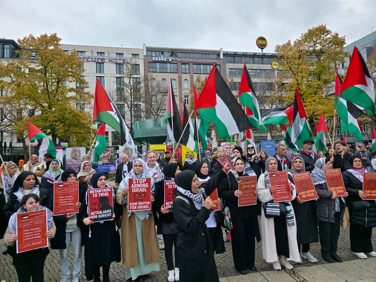وقفة تضامنية حاشدة في برلين دعما لفلسطين ورفضا لتسليح إسرائيل وقفة تضامنية حاشدة في برلين دعما لفلسطين ورفضا لتسليح إسرائيل