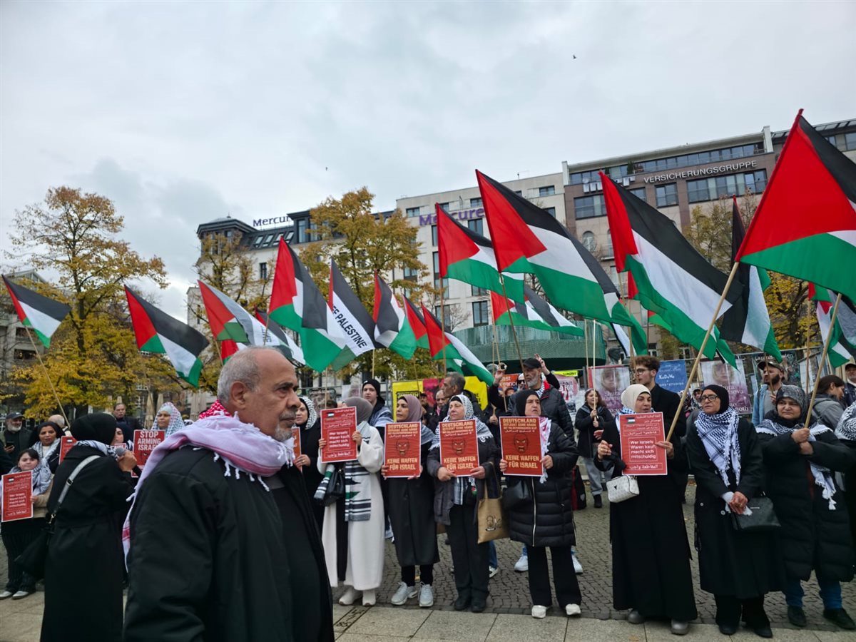 وقفة تضامنية حاشدة في برلين دعما لفلسطين ورفضا لتسليح إسرائيل وقفة تضامنية حاشدة في برلين دعما لفلسطين ورفضا لتسليح إسرائيل