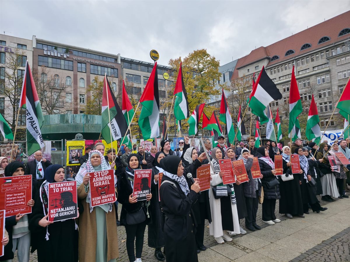 وقفة تضامنية حاشدة في برلين دعما لفلسطين ورفضا لتسليح إسرائيل وقفة تضامنية حاشدة في برلين دعما لفلسطين ورفضا لتسليح إسرائيل