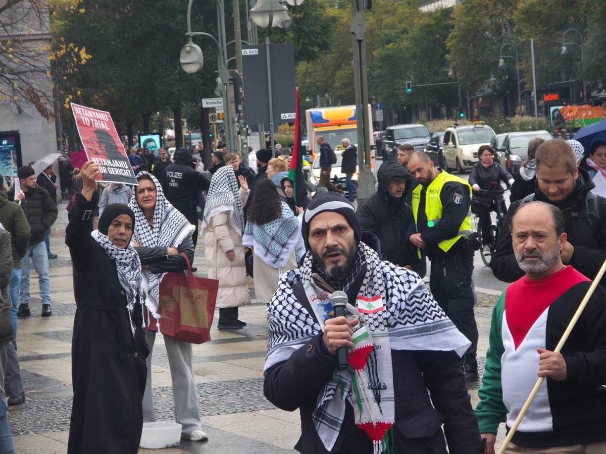 وقفة تضامنية حاشدة في برلين دعما لفلسطين ورفضا لتسليح إسرائيل وقفة تضامنية حاشدة في برلين دعما لفلسطين ورفضا لتسليح إسرائيل