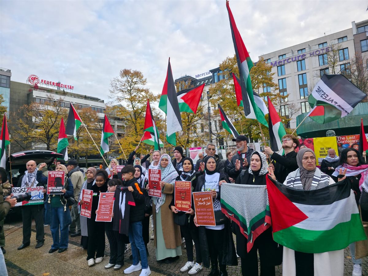 وقفة تضامنية حاشدة في برلين دعما لفلسطين ورفضا لتسليح إسرائيل وقفة تضامنية حاشدة في برلين دعما لفلسطين ورفضا لتسليح إسرائيل