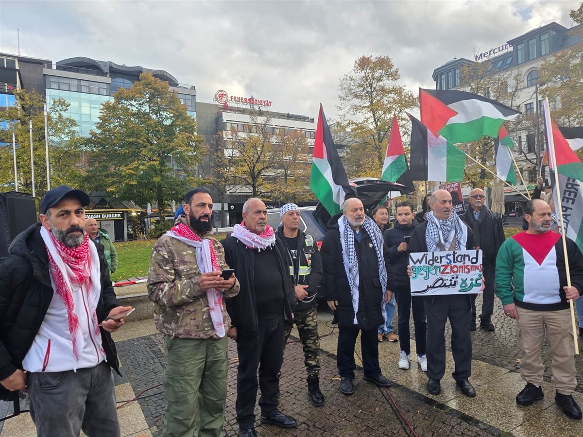 وقفة تضامنية حاشدة في برلين دعما لفلسطين ورفضا لتسليح إسرائيل وقفة تضامنية حاشدة في برلين دعما لفلسطين ورفضا لتسليح إسرائيل