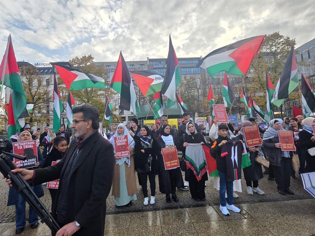 وقفة تضامنية حاشدة في برلين دعما لفلسطين ورفضا لتسليح إسرائيل وقفة تضامنية حاشدة في برلين دعما لفلسطين ورفضا لتسليح إسرائيل