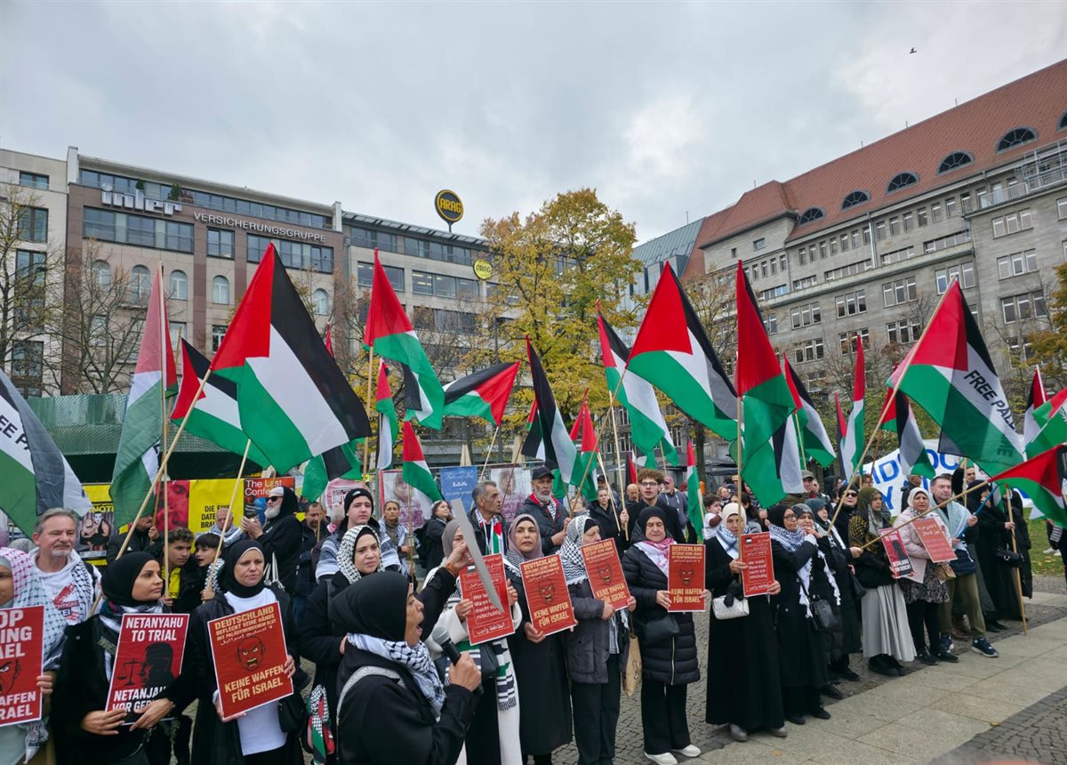 وقفة تضامنية حاشدة في برلين دعما لفلسطين ورفضا لتسليح إسرائيل وقفة تضامنية حاشدة في برلين دعما لفلسطين ورفضا لتسليح إسرائيل