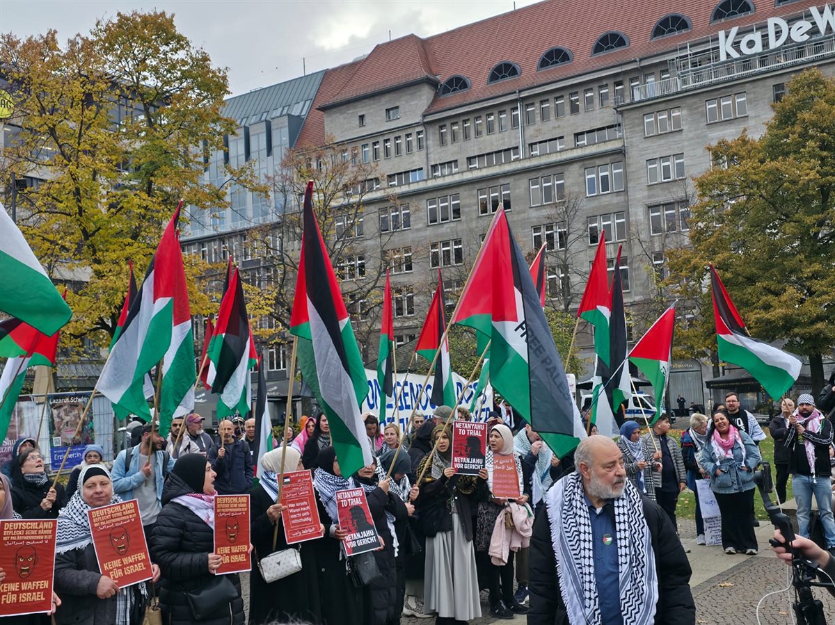 وقفة تضامنية حاشدة في برلين دعما لفلسطين ورفضا لتسليح إسرائيل وقفة تضامنية حاشدة في برلين دعما لفلسطين ورفضا لتسليح إسرائيل