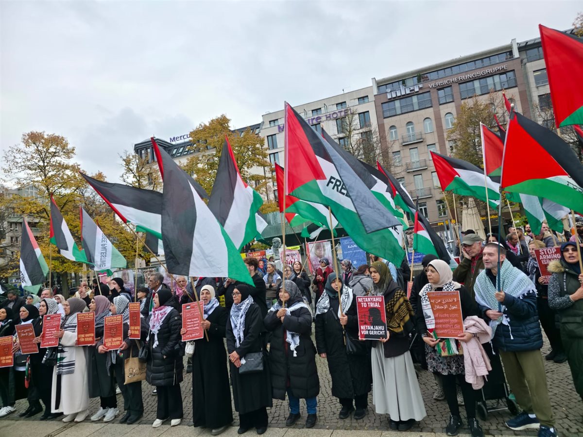 وقفة تضامنية حاشدة في برلين دعما لفلسطين ورفضا لتسليح إسرائيل وقفة تضامنية حاشدة في برلين دعما لفلسطين ورفضا لتسليح إسرائيل