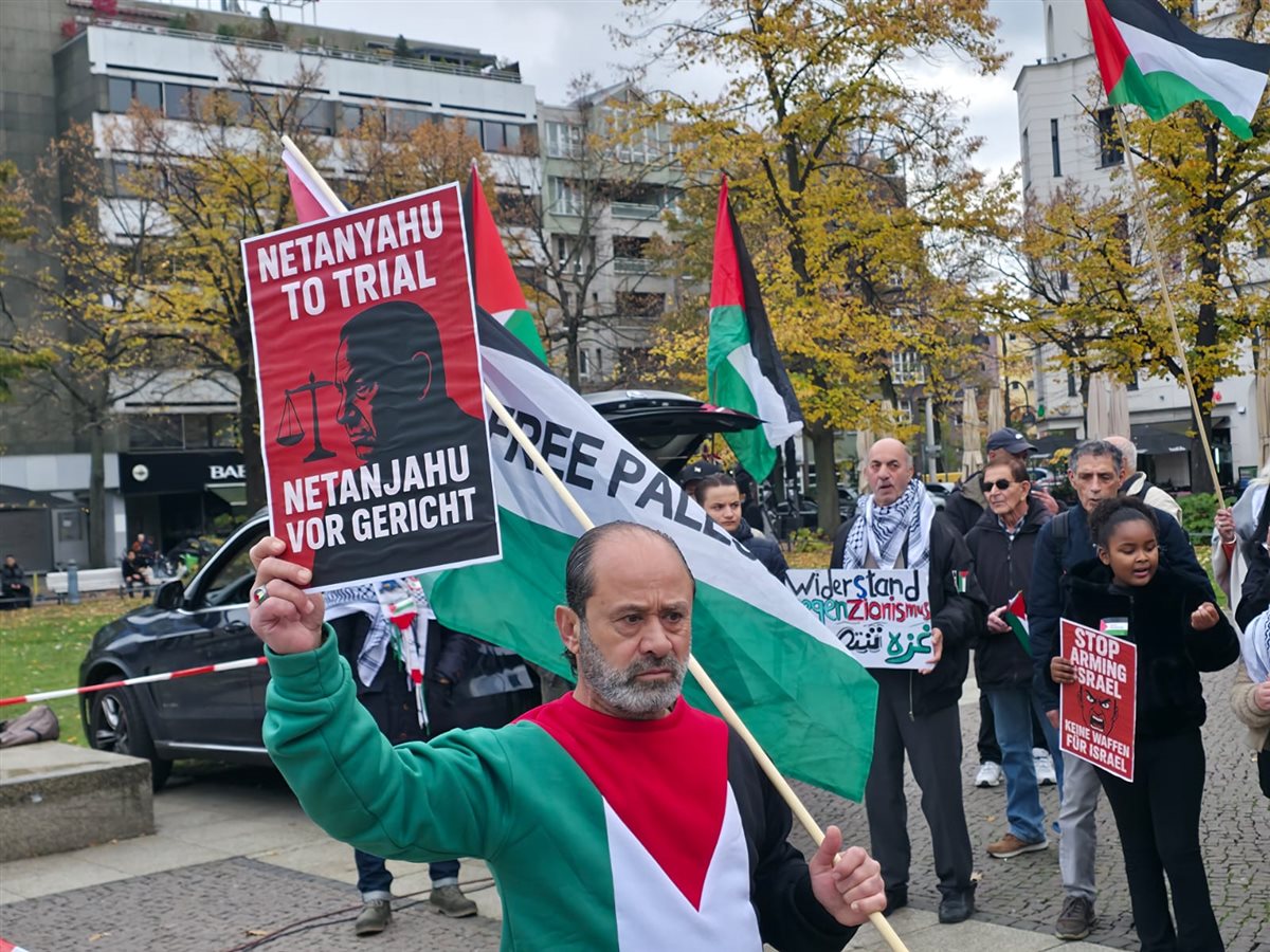 وقفة تضامنية حاشدة في برلين دعما لفلسطين ورفضا لتسليح إسرائيل وقفة تضامنية حاشدة في برلين دعما لفلسطين ورفضا لتسليح إسرائيل