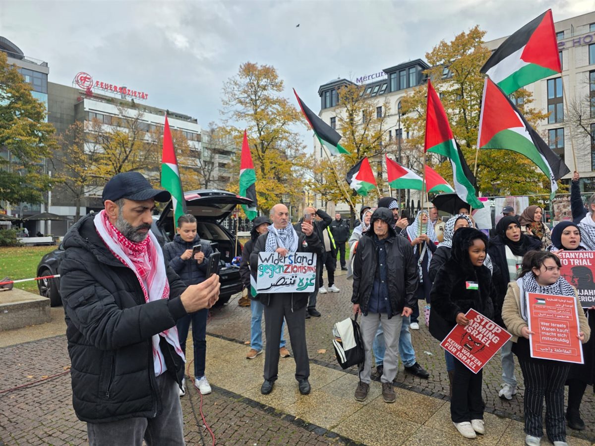 وقفة تضامنية حاشدة في برلين دعما لفلسطين ورفضا لتسليح إسرائيل وقفة تضامنية حاشدة في برلين دعما لفلسطين ورفضا لتسليح إسرائيل