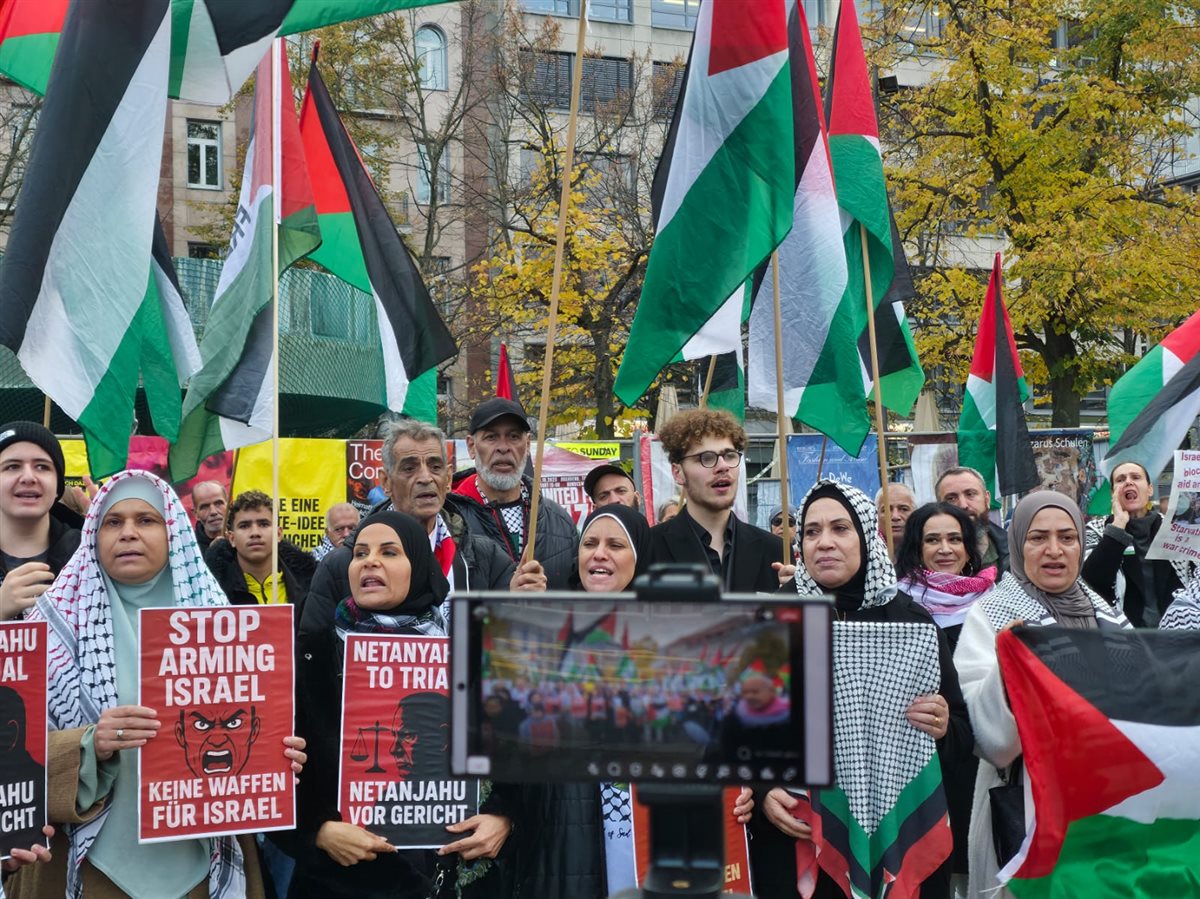وقفة تضامنية حاشدة في برلين دعما لفلسطين ورفضا لتسليح إسرائيل وقفة تضامنية حاشدة في برلين دعما لفلسطين ورفضا لتسليح إسرائيل