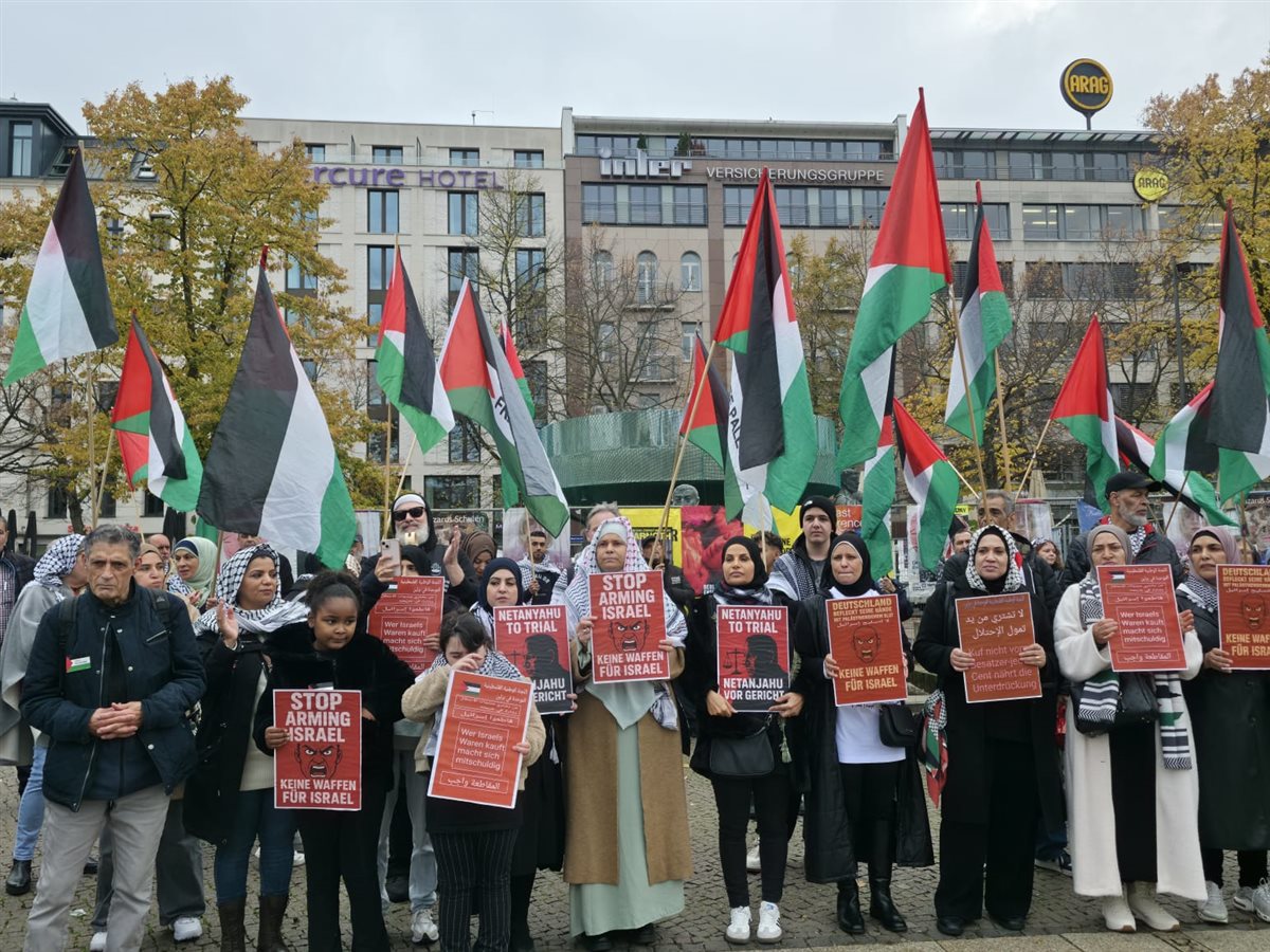وقفة تضامنية حاشدة في برلين دعما لفلسطين ورفضا لتسليح إسرائيل وقفة تضامنية حاشدة في برلين دعما لفلسطين ورفضا لتسليح إسرائيل