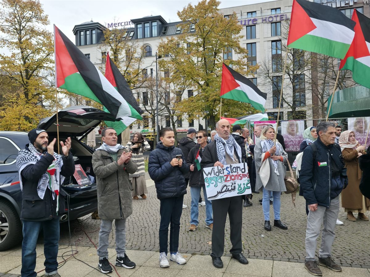 وقفة تضامنية حاشدة في برلين دعما لفلسطين ورفضا لتسليح إسرائيل وقفة تضامنية حاشدة في برلين دعما لفلسطين ورفضا لتسليح إسرائيل