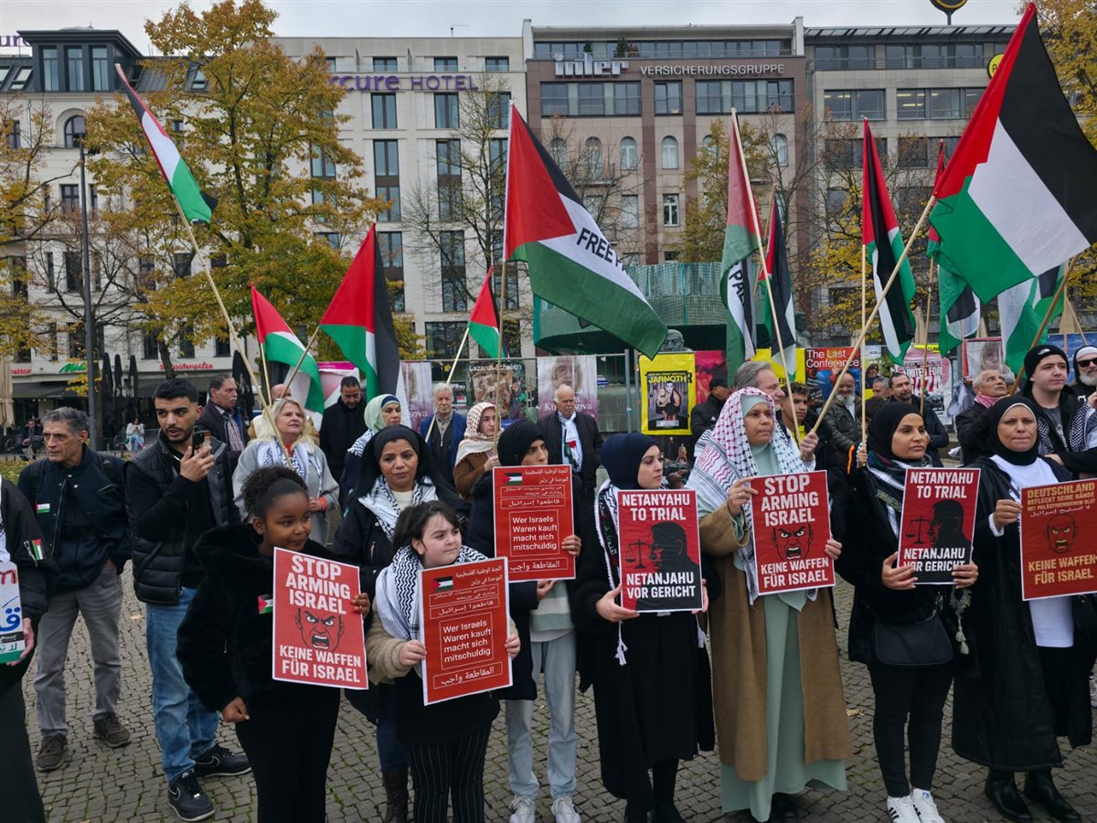 وقفة تضامنية حاشدة في برلين دعما لفلسطين ورفضا لتسليح إسرائيل وقفة تضامنية حاشدة في برلين دعما لفلسطين ورفضا لتسليح إسرائيل