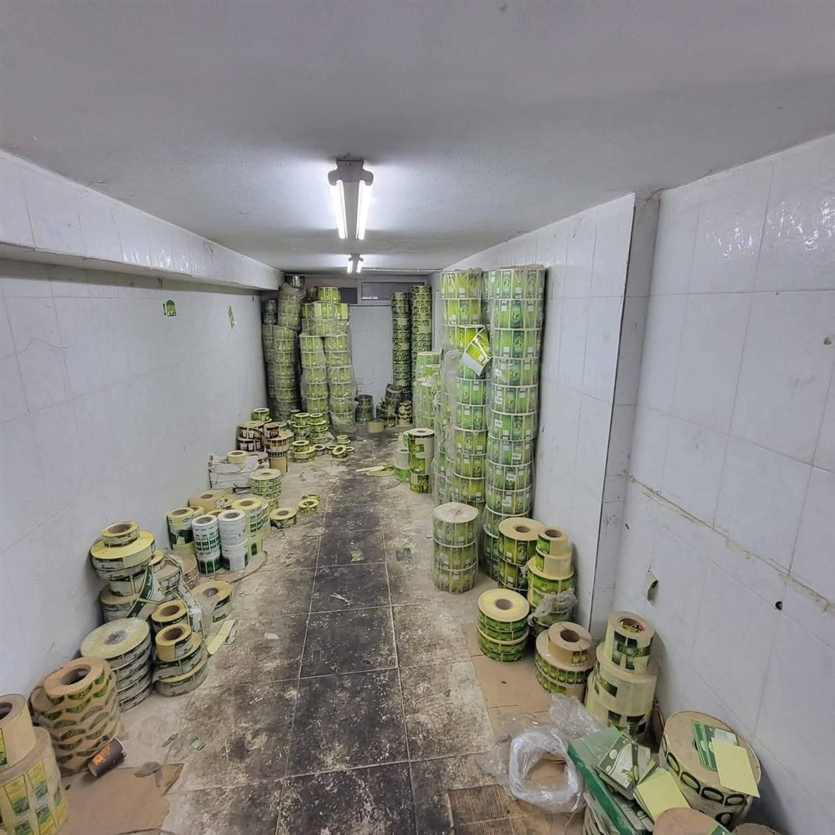 بالصور: يفتقر إلى شروط النظافة... دهم معمل لإنتاج وتكرير زيت الزيتون! بالصور: يفتقر إلى شروط النظافة... دهم معمل لإنتاج وتكرير زيت الزيتون!