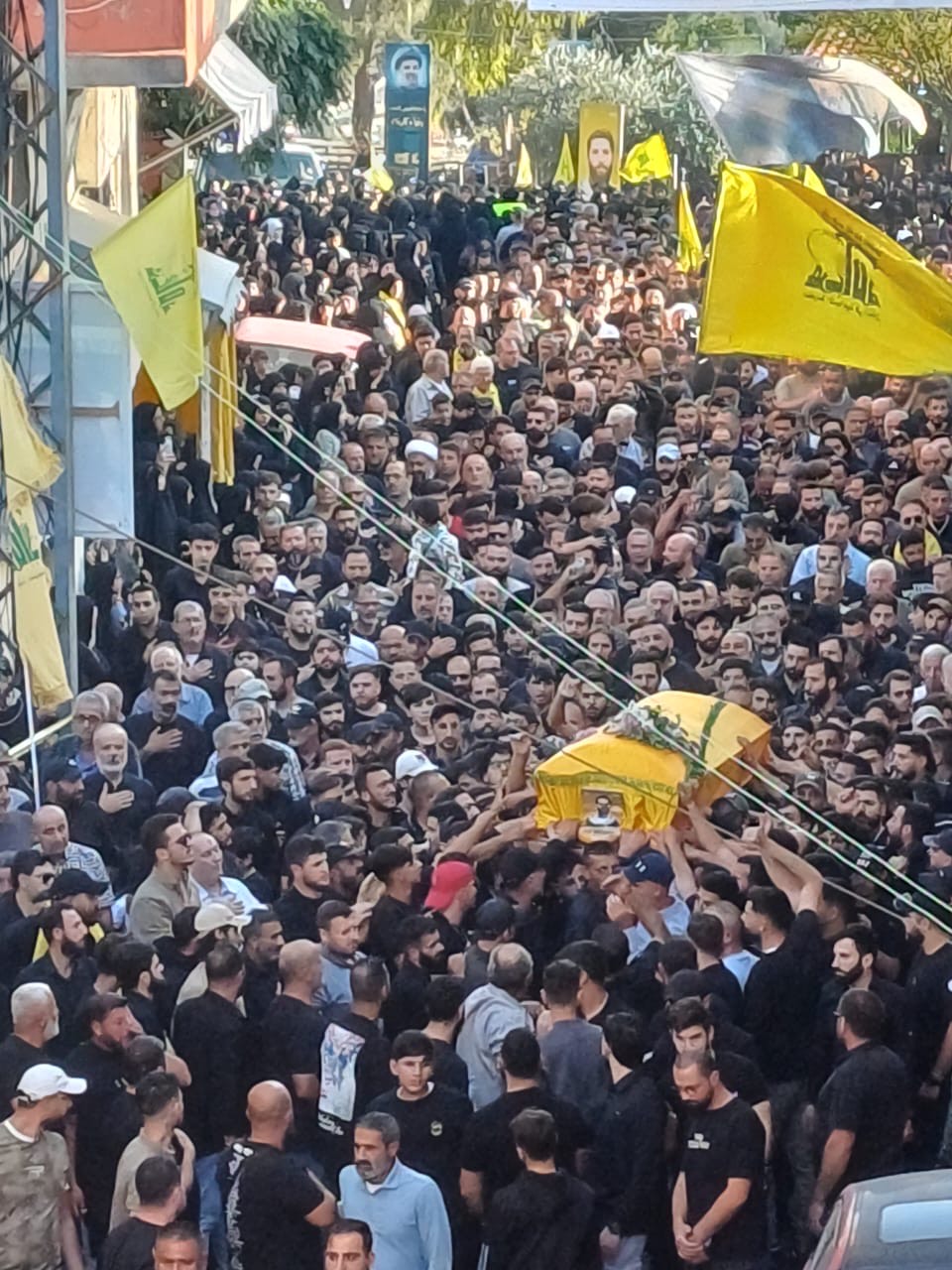 حزب الله واهالي عين قانا شيعوا الشهيد المجاهد عيسى أحمد كربلاء .. حزب الله واهالي عين قانا شيعوا الشهيد المجاهد عيسى أحمد كربلاء ..