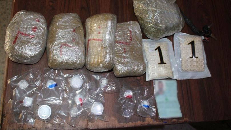 بالصور: الجيش يتلف مساحة مزروعة بالماريجوانا.. ويوقف عددا من الأشخاص!